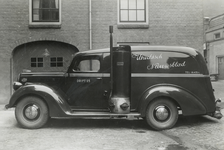 811689 Afbeelding van een met een Gohin Poulenc Gasgenerator uitgevoerde bestelwagen van het Utrechts Nieuwsblad, ...
